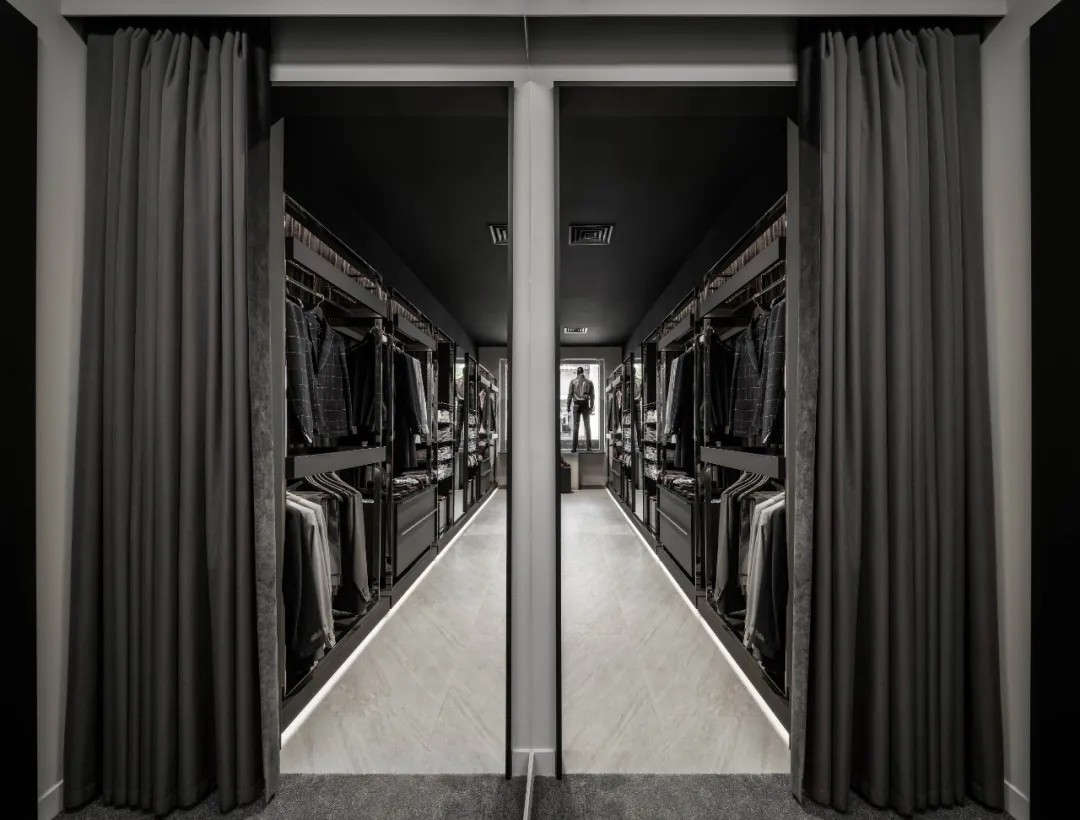 Men's clothing store fitting mirror & fitting room design