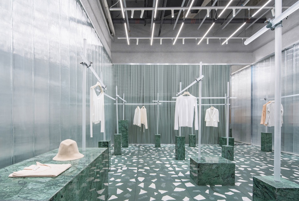 Women's clothing concept store corridor & fitting mirror design